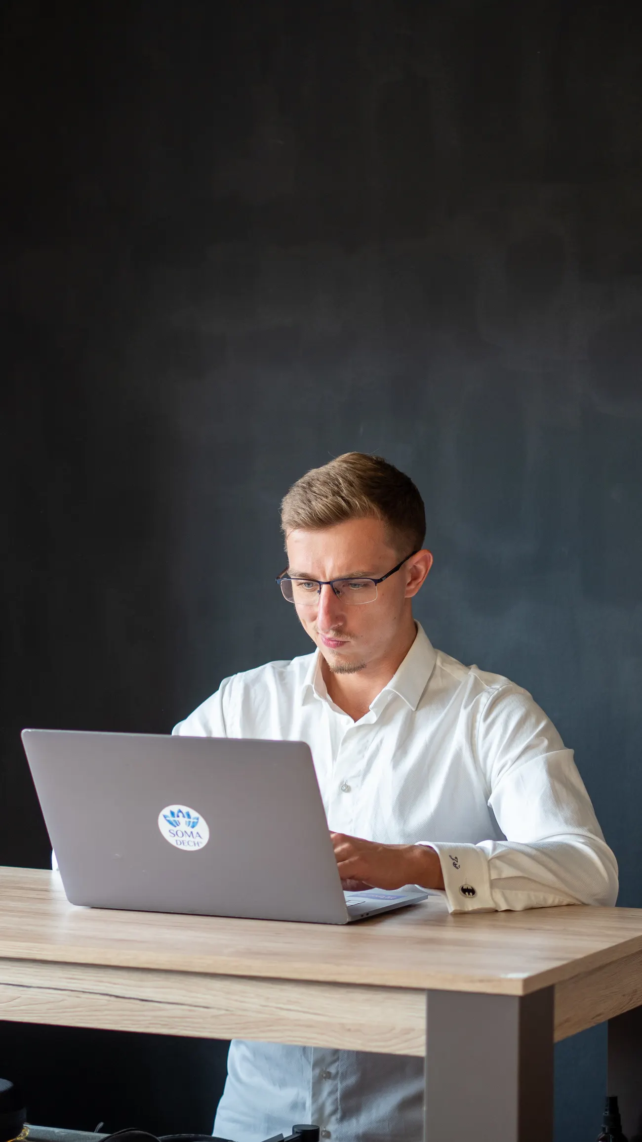 Honza Šilar při práci s Claude Code na MacBooku