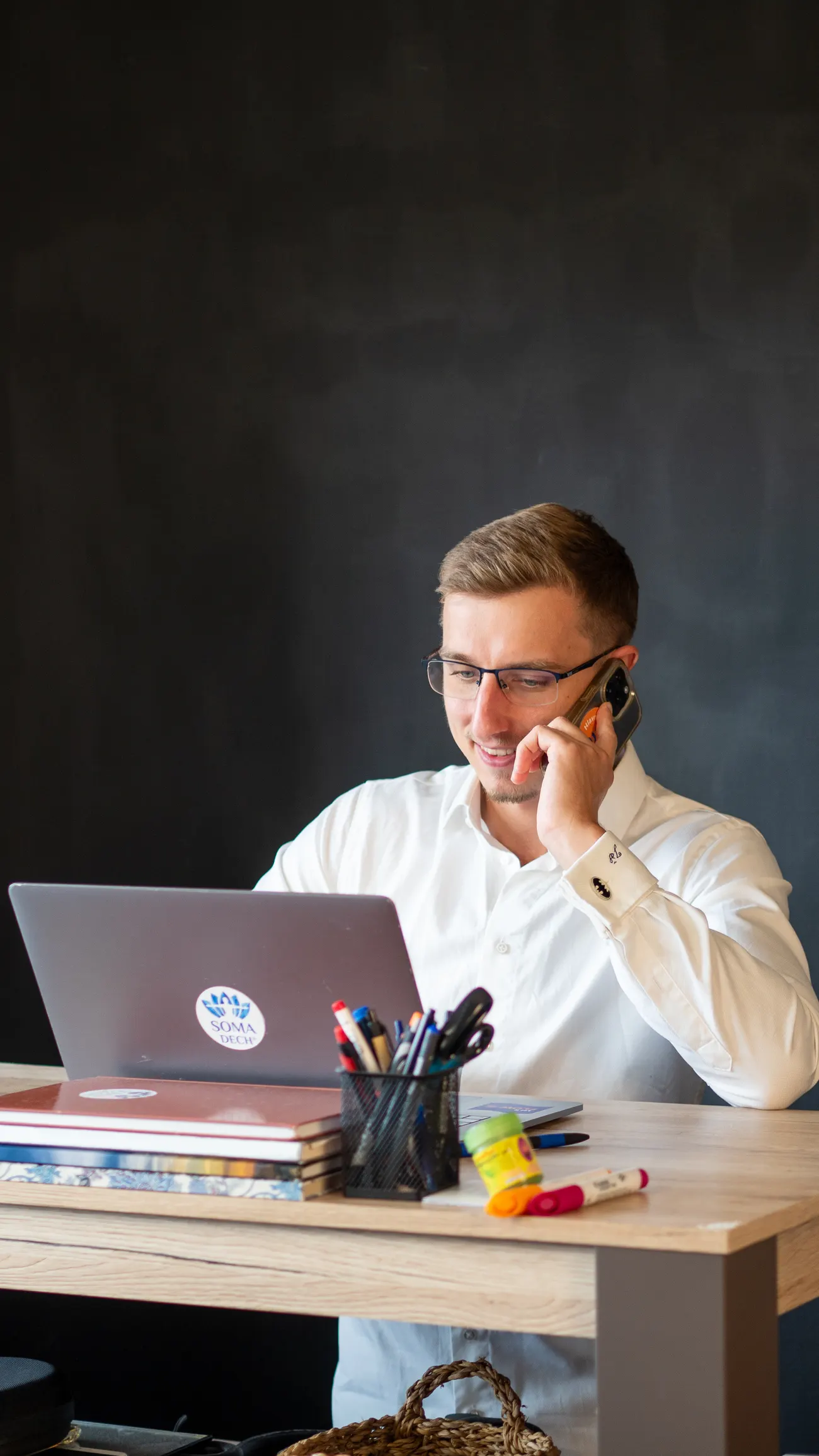 Honza Šilar při hovoru s klientem u MacBooku